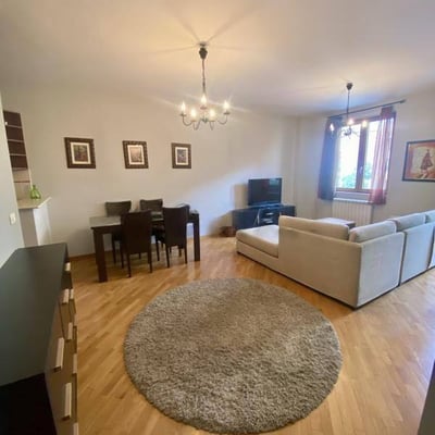 Miete einer hellen 2-Zimmer-Wohnung, 65 m², im Zentrum von Belgrad, Serbien