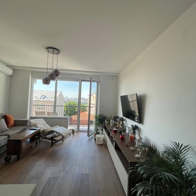 Miete einer stilvollen, hellen 2-Zimmer-Wohnung, 56 m², im Zentrum von Vračar, Belgrad, Serbien