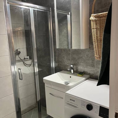 Miete einer renovierten 2-Zimmer-Wohnung, 44 m², gegenüber dem Tašmajdan-Park, Belgrad, Serbien