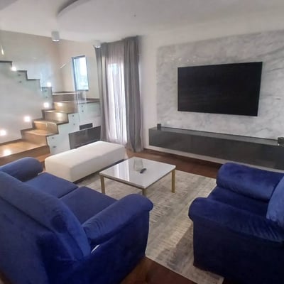 Miete einer geräumigen Maisonette-3-Zimmer-Wohnung, 120 m², Stadtzentrum, Belgrad, Serbien