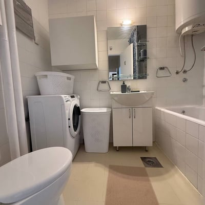 Alquiler de un luminoso apartamento de 3 habitaciones con hermosa vista, 78 m², Belgrado, Serbia