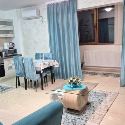 Alquiler de apartamento luminoso de 2 habitaciones con balcón, Mamaia Sat, Rumanía