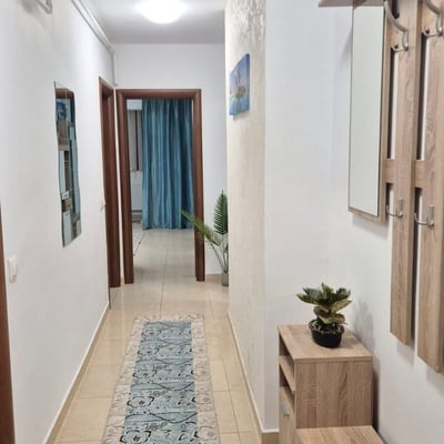 Alquiler de apartamento luminoso de 2 habitaciones con balcón, Mamaia Sat, Rumanía