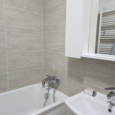 Аренда комфортной квартиры с двумя отдельными комнатами и балконом, Констанца, Румыния