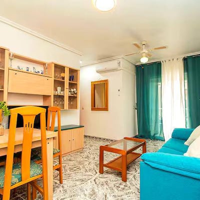 Alquiler de acogedor y soleado apartamento de dos habitaciones con balcón, Torrevieja, España
