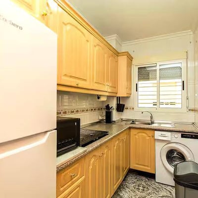 Alquiler de acogedor y soleado apartamento de dos habitaciones con balcón, Torrevieja, España