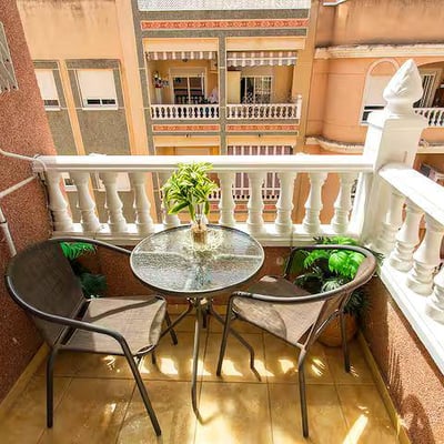 Alquiler de acogedor y soleado apartamento de dos habitaciones con balcón, Torrevieja, España