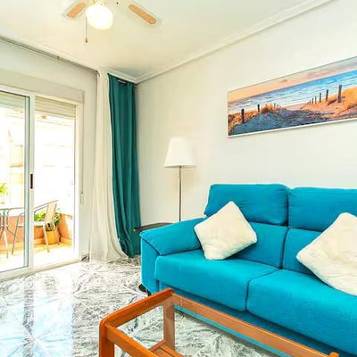 Alquiler de acogedor y soleado apartamento de dos habitaciones con balcón, Torrevieja, España