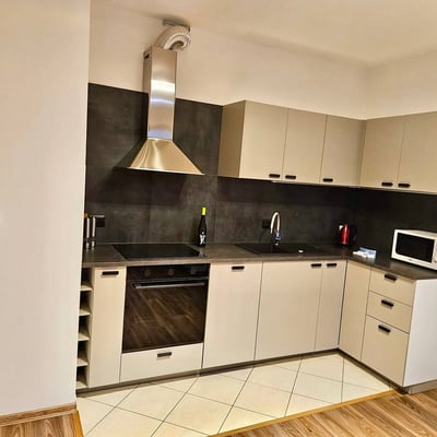 Moderne helle Wohnung mit Balkon und Parkplatz zur Miete, 57 m², Stodůlky, Prag, Tschechien