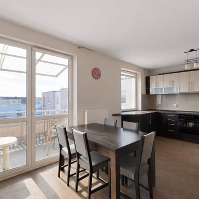 Alquiler de apartamento amplio de cuatro habitaciones con balcón, 95 m², Targówek, Varsovia, Polonia