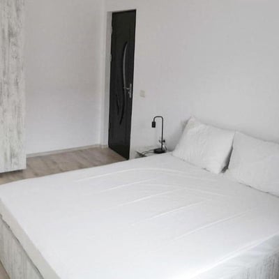 Alquiler de apartamento luminoso con balcón, Mamaia Sat, Rumanía