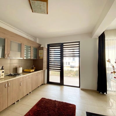 Alquiler de apartamento luminoso y amueblado con balcón, Mamaia Sat, Rumanía