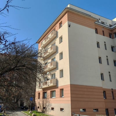 Apartamento luminoso y amueblado 52 m² con terraza en alquiler en Strašnice, Praga, República Checa