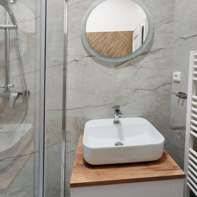 Apartamento luminoso y amueblado 52 m² con terraza en alquiler en Strašnice, Praga, República Checa