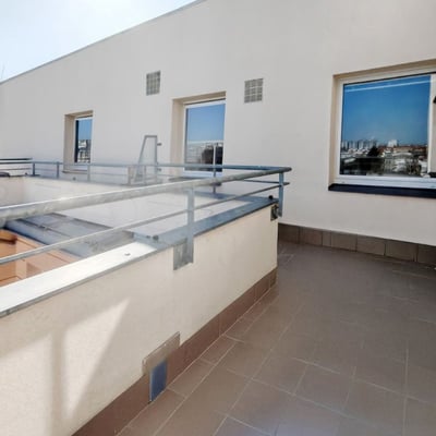 Apartamento luminoso y amueblado 52 m² con terraza en alquiler en Strašnice, Praga, República Checa
