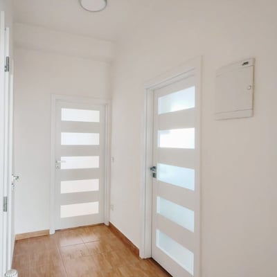 Apartamento luminoso y amueblado 52 m² con terraza en alquiler en Strašnice, Praga, República Checa