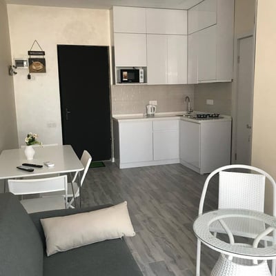 Location d’un appartement lumineux, propre et meublé avec balcon, 42 м², Batoumi, Géorgie