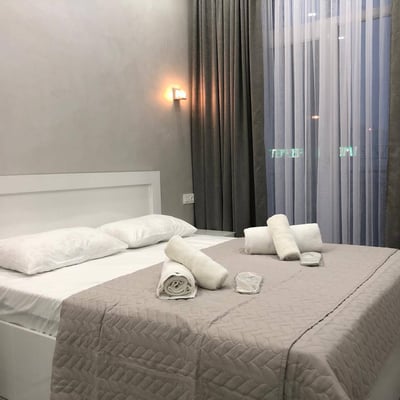 Location d’un appartement lumineux, propre et meublé avec balcon, 42 м², Batoumi, Géorgie