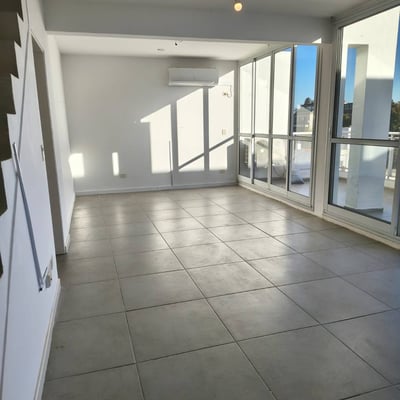 Alquiler de luminoso apartamento dúplex de 3 ambientes, Villa Urquiza, Buenos Aires, Argentina