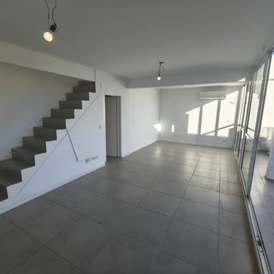 Alquiler de luminoso apartamento dúplex de 3 ambientes, Villa Urquiza, Buenos Aires, Argentina