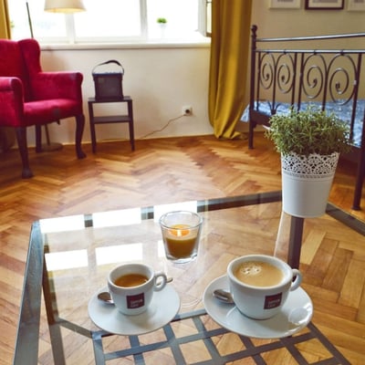 Location d'un appartement lumineux et entièrement meublé avec balcon, 47 m², Smíchov, Prague, République tchèque