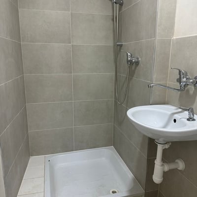 Location d'un appartement lumineux et entièrement meublé avec balcon, 47 m², Smíchov, Prague, République tchèque