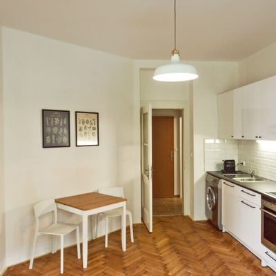 Location d'un appartement lumineux et entièrement meublé avec balcon, 47 m², Smíchov, Prague, République tchèque