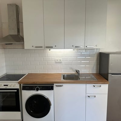 Location d'un appartement lumineux et entièrement meublé avec balcon, 47 m², Smíchov, Prague, République tchèque