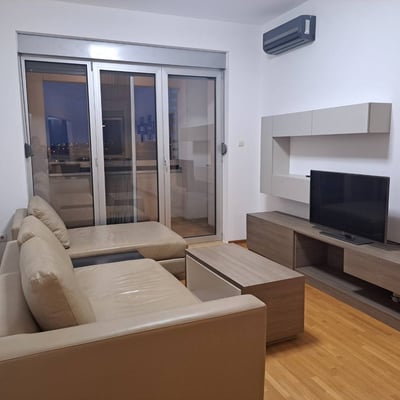 Location d'un appartement confortable, 80 m², Banovo Brdo, Belgrade, Serbie