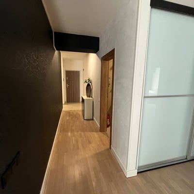 Location d'un appartement spacieux de 200 m² avec jardin privé, quartier Tractorul, Brasov, Roumanie