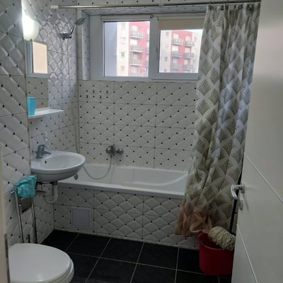 Se alquila apartamento acogedor con parking, Brașov