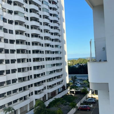 Alquiler a largo plazo de un apartamento dúplex de 3 habitaciones, 90 m², en Barra da Tijuca, Río de Janeiro, Brasil
