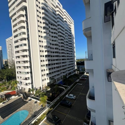 Alquiler a largo plazo de un apartamento dúplex de 3 habitaciones, 90 m², en Barra da Tijuca, Río de Janeiro, Brasil