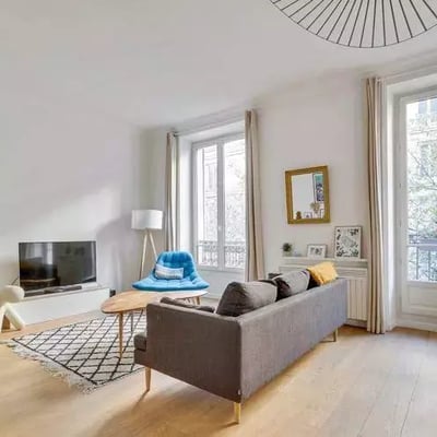 Long-term rental in Paris — 4-room 101 m² apartment with balcony and elevator in the 9th district