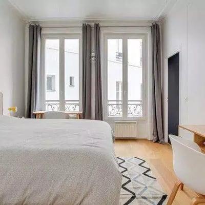 Long-term rental in Paris — 4-room 101 m² apartment with balcony and elevator in the 9th district