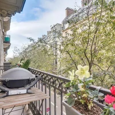 Long-term rental in Paris — 4-room 101 m² apartment with balcony and elevator in the 9th district