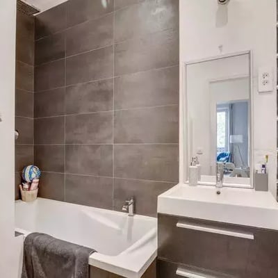 Long-term rental in Paris — 4-room 101 m² apartment with balcony and elevator in the 9th district
