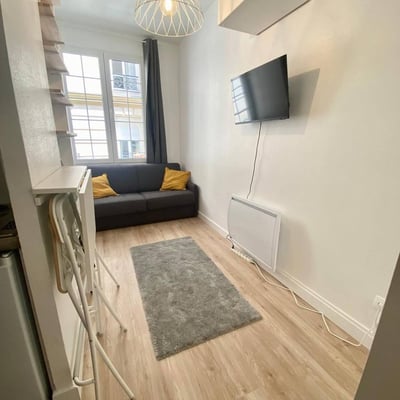 Small bright studio in Paris