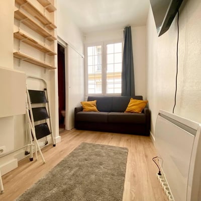 Small bright studio in Paris