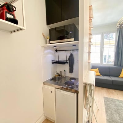 Small bright studio in Paris