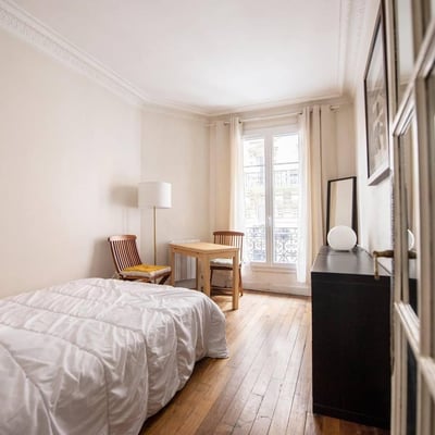 Small bright studio 20 m2 in Paris