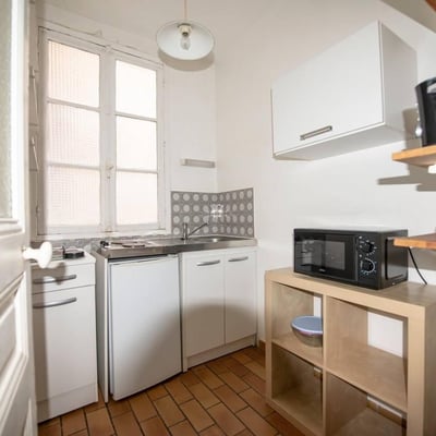 Small bright studio 20 m2 in Paris