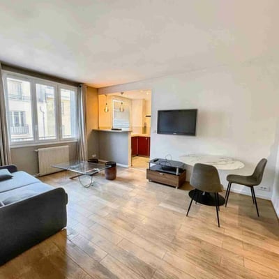 Long term rent of 2 room apartment with furniture in Paris