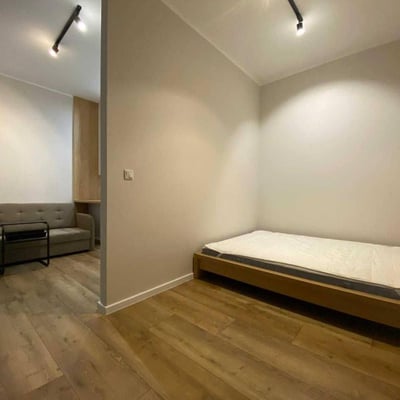 Moderno apartamento de 2 habitaciones con muebles y patio en Cracovia.
