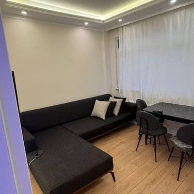 Прекрасная квартира 1+1 в районе Фатих доступна для долгосрочной аренды