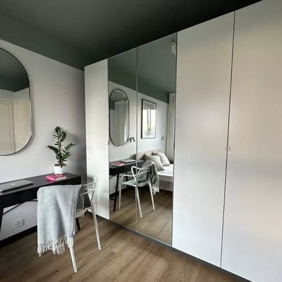 Аренда 2-комнатной квартиры с балконом в закрытом охраняемом жилом комплексе в центральном районе Варшавы.