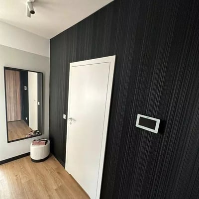 Аренда 2-комнатной квартиры с балконом в закрытом охраняемом жилом комплексе в центральном районе Варшавы.