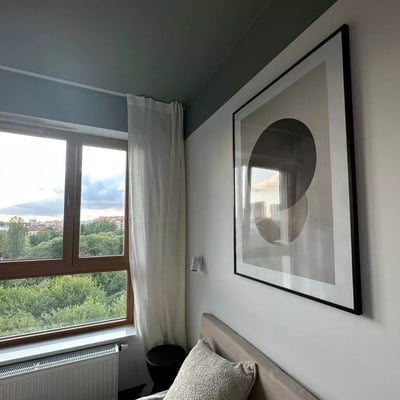 Аренда 2-комнатной квартиры с балконом в закрытом охраняемом жилом комплексе в центральном районе Варшавы.