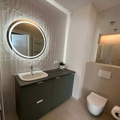 Аренда 2-комнатной квартиры с балконом в закрытом охраняемом жилом комплексе в центральном районе Варшавы.