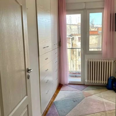 Long-term rental of a bright 3-bedroom apartment in Belgrade with a view of Tašmajdan Park